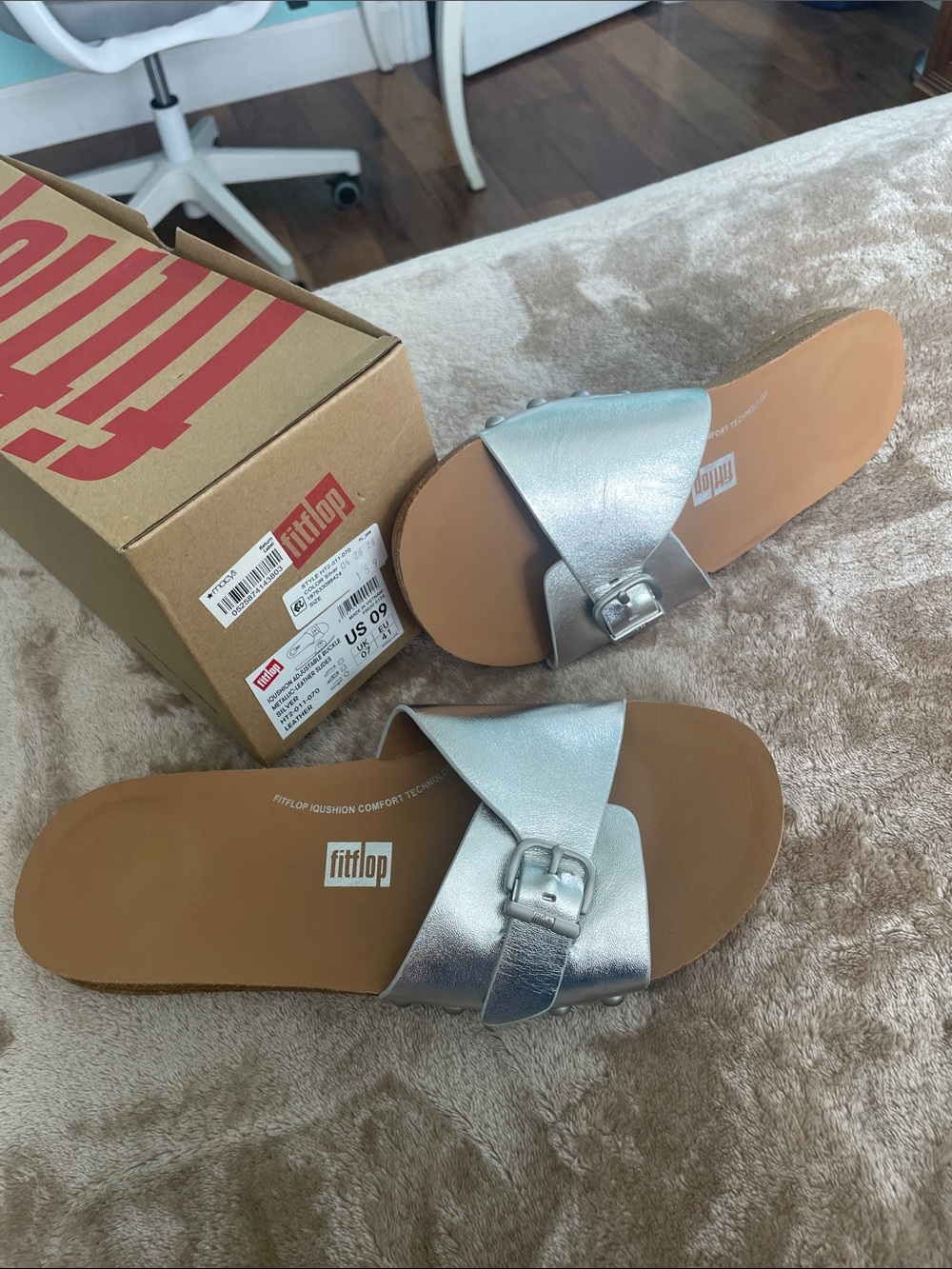 Fit flops silver metallic leather slides size 9 NWT